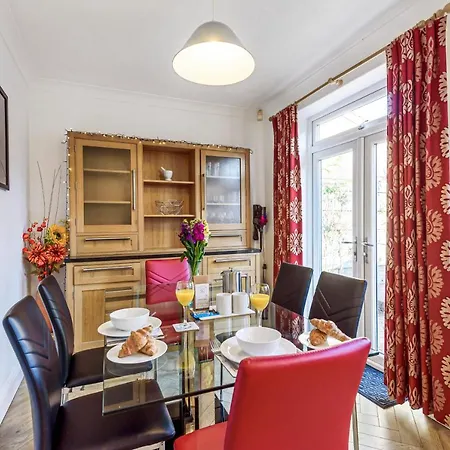 Bishy Road Hideaway Near Racecourse 펜션 *