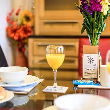 Bishy Road Hideaway Near Racecourse 펜션 요크