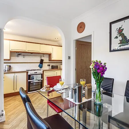 Сasa de vacaciones Bishy Road Hideaway Near Racecourse *